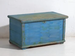 Coffre ancien peint en bleu en pin – Europe centrale, vers 1900