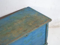 Coffre ancien peint en bleu en pin – Europe centrale, vers 1900