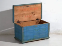 Coffre ancien peint en bleu en pin – Europe centrale, vers 1900