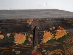 Coffre ancien peint en bois de pin – Chine, vers 1900