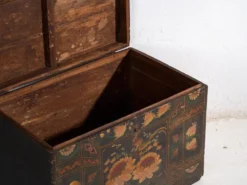 Coffre ancien peint en bois de pin – Chine, vers 1900