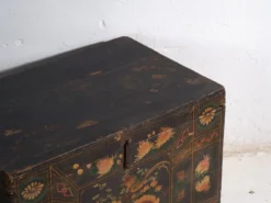 Coffre ancien peint en bois de pin – Chine, vers 1900