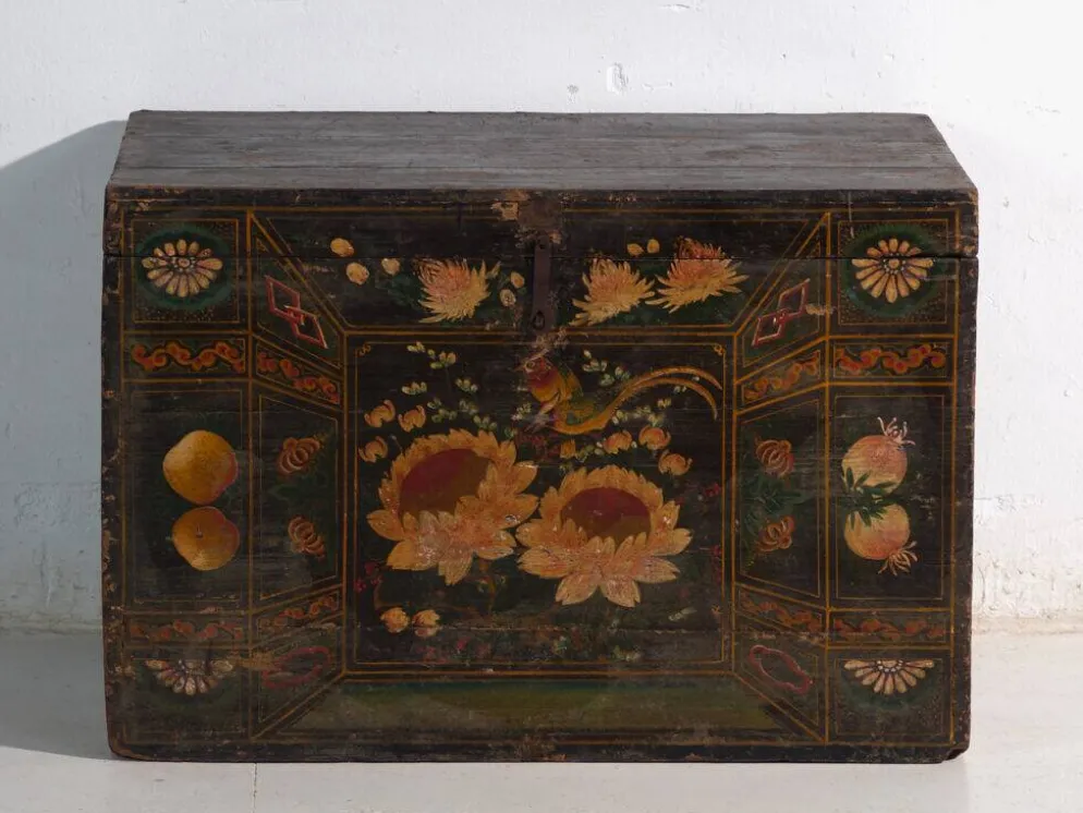Coffre ancien peint en bois de pin – Chine, vers 1900