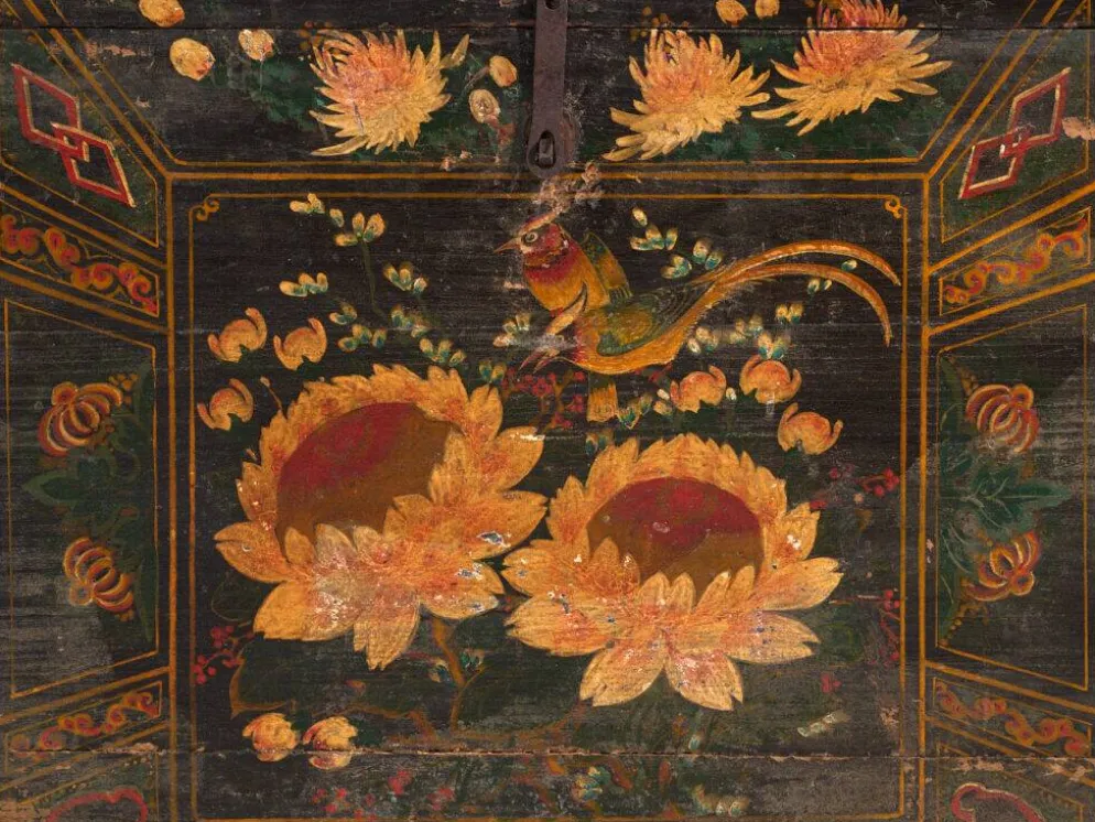 Coffre ancien peint en bois de pin – Chine, vers 1900