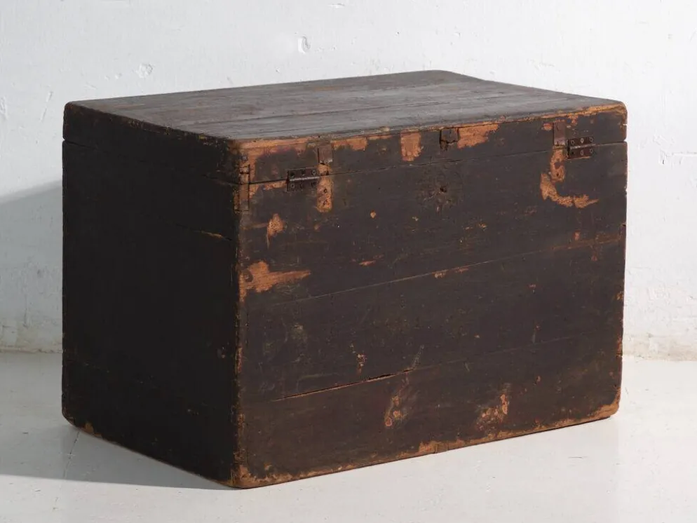 Coffre ancien peint en bois de pin – Chine, vers 1900