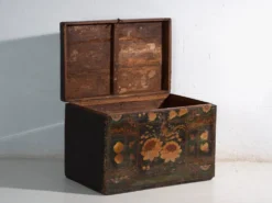Coffre ancien peint en bois de pin – Chine, vers 1900