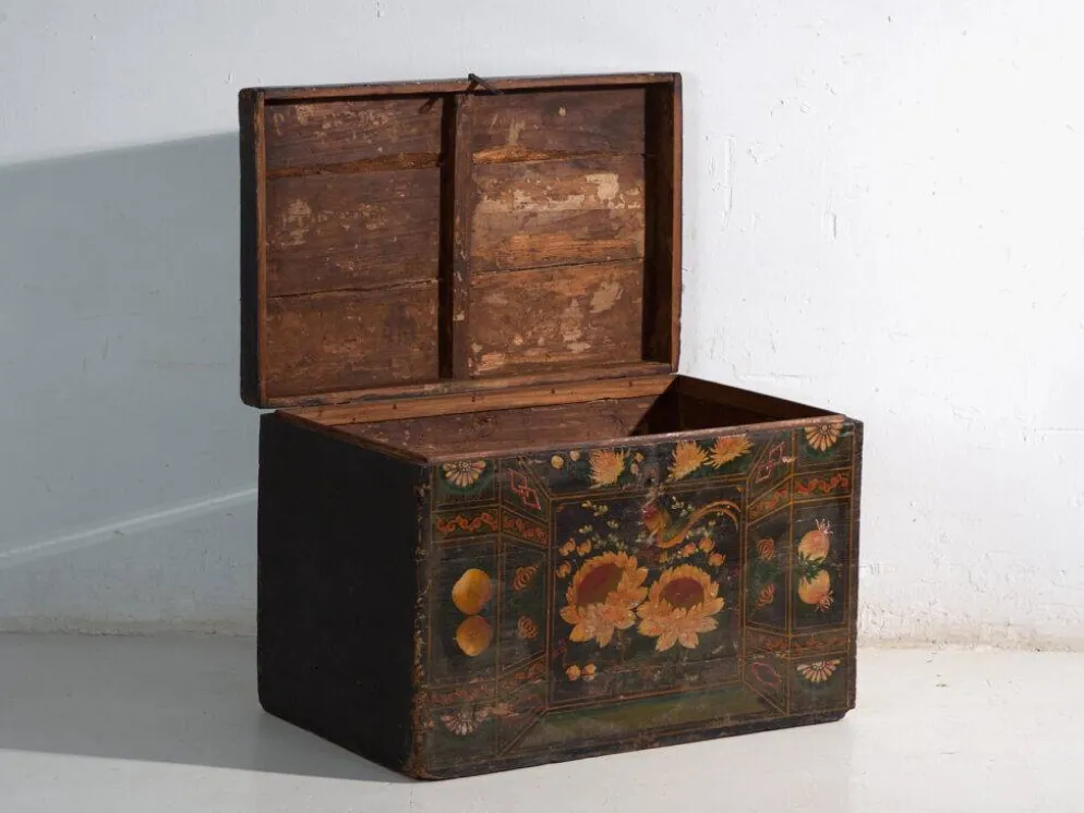 Coffre ancien peint en bois de pin – Chine, vers 1900