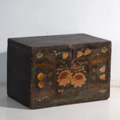 Coffre ancien peint en bois de pin – Chine, vers 1900