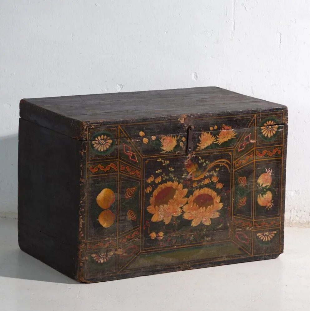 Coffre ancien peint en bois de pin – Chine, vers 1900