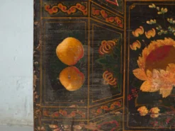 Coffre ancien peint en bois de pin – Chine, vers 1900