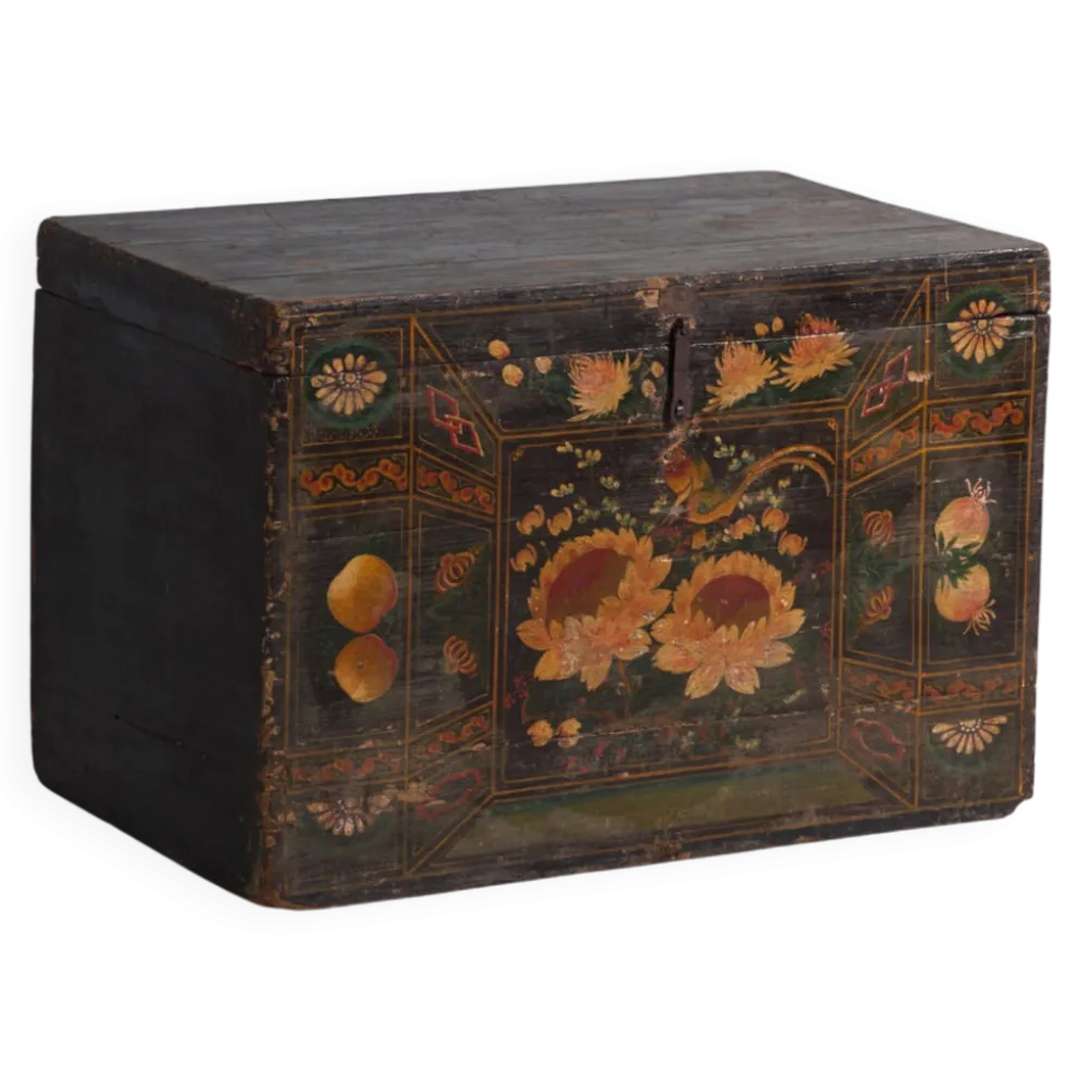 Coffre ancien peint en bois de pin – Chine, vers 1900