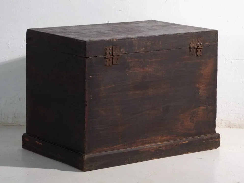 Coffre ancien peint en bois de pin – Chine, vers 1900