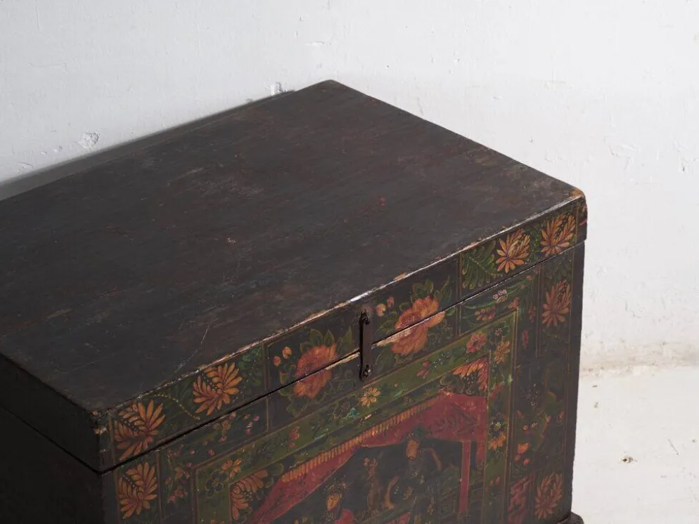 Coffre ancien peint en bois de pin – Chine, vers 1900