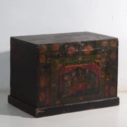 Coffre ancien peint en bois de pin – Chine, vers 1900