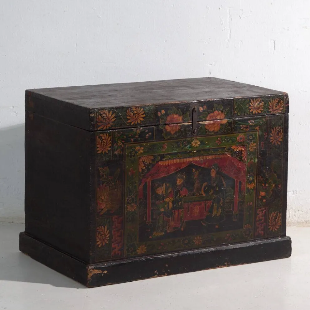 Coffre ancien peint en bois de pin – Chine, vers 1900