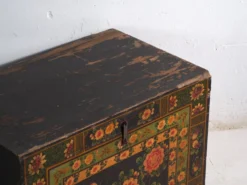 Coffre ancien peint en bois de pin – Chine, vers 1900