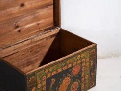Coffre ancien peint en bois de pin – Chine, vers 1900