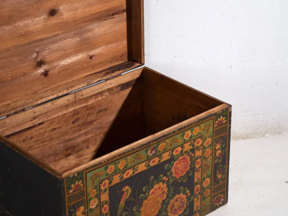 Coffre ancien peint en bois de pin – Chine, vers 1900