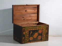 Coffre ancien peint en bois de pin – Chine, vers 1900