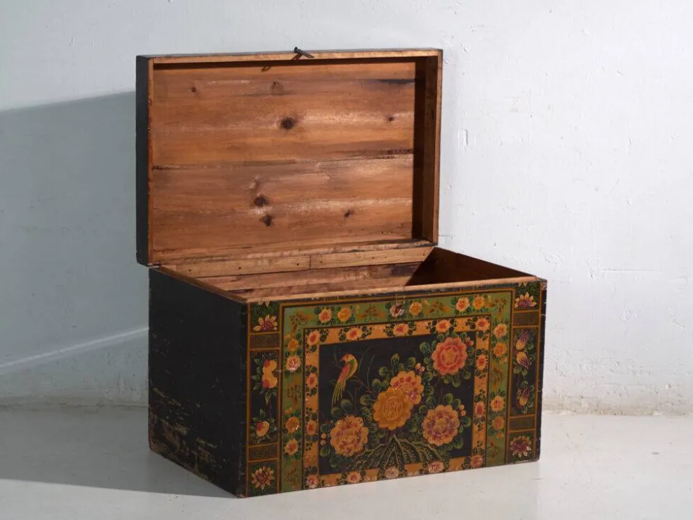 Coffre ancien peint en bois de pin – Chine, vers 1900