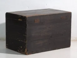Coffre ancien peint en bois de pin – Chine, vers 1900