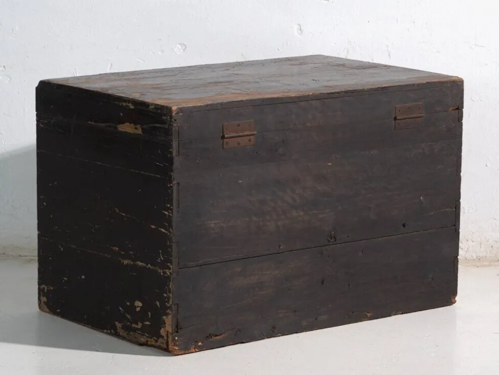 Coffre ancien peint en bois de pin – Chine, vers 1900