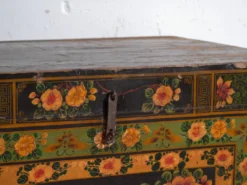 Coffre ancien peint en bois de pin – Chine, vers 1900