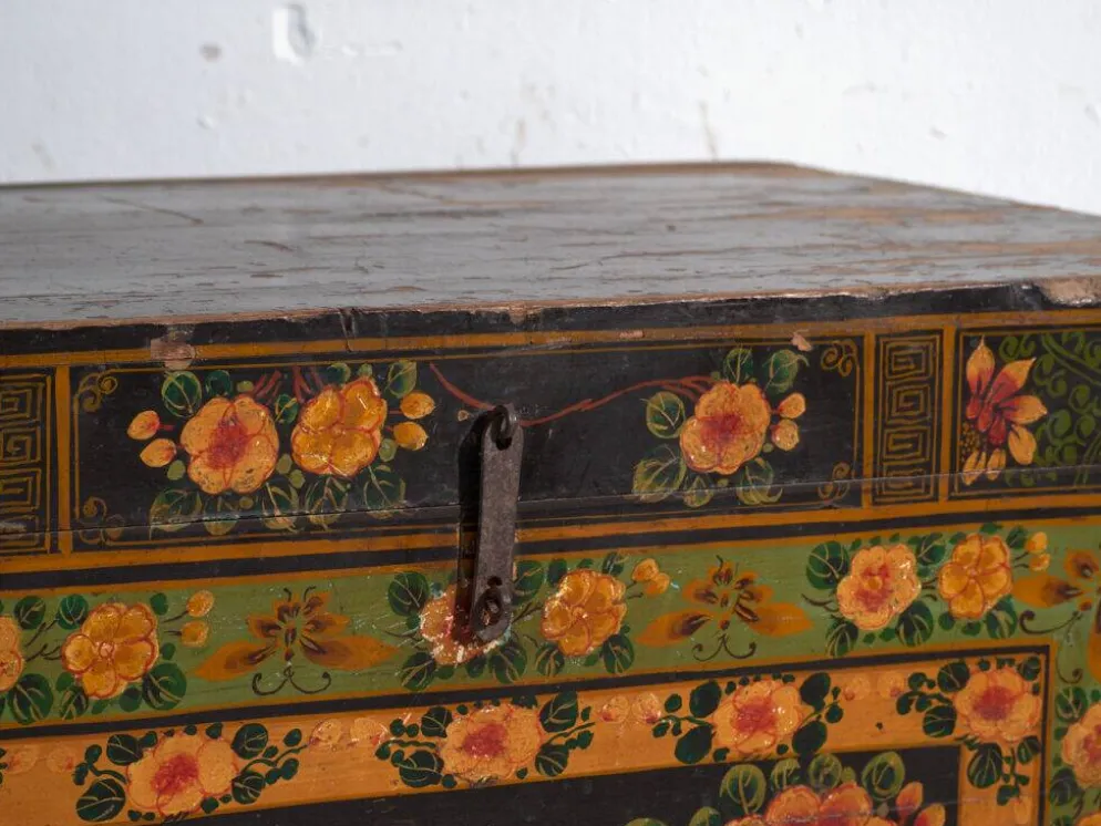 Coffre ancien peint en bois de pin – Chine, vers 1900