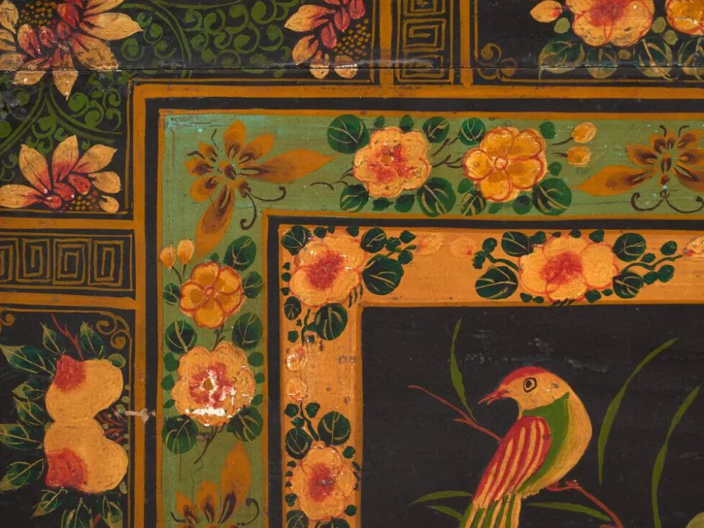 Coffre ancien peint en bois de pin – Chine, vers 1900