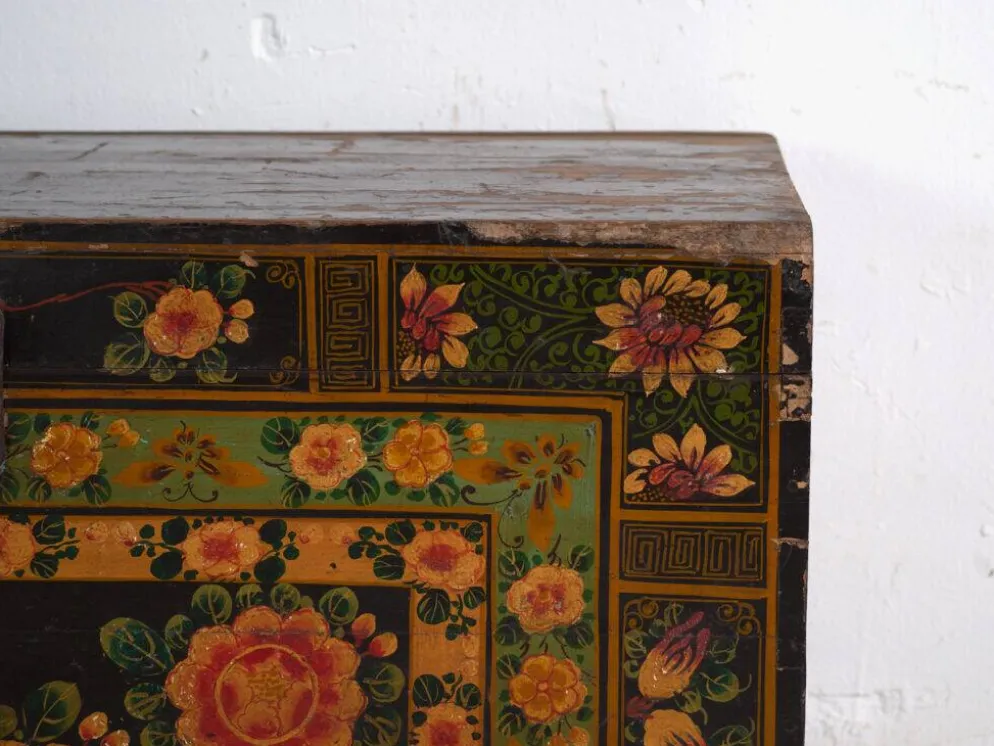 Coffre ancien peint en bois de pin – Chine, vers 1900