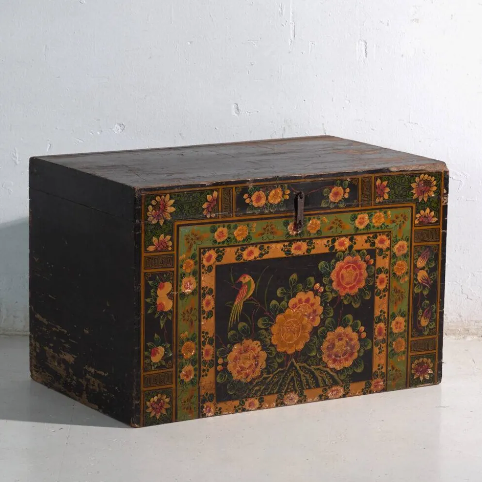 Coffre ancien peint en bois de pin – Chine, vers 1900