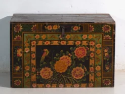 Coffre ancien peint en bois de pin – Chine, vers 1900