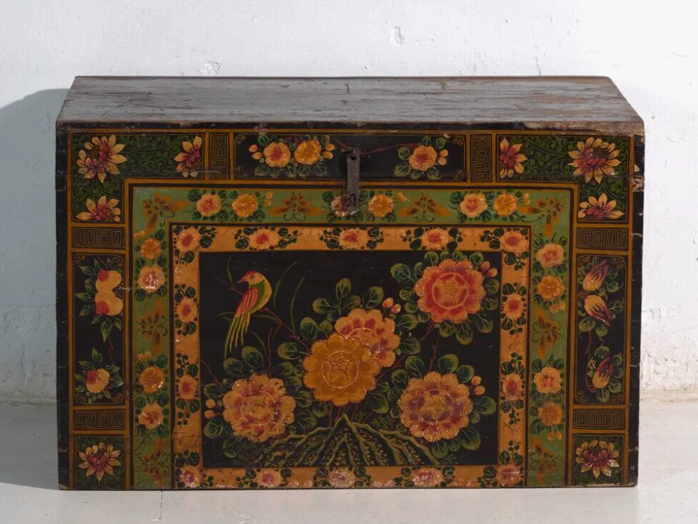 Coffre ancien peint en bois de pin – Chine, vers 1900