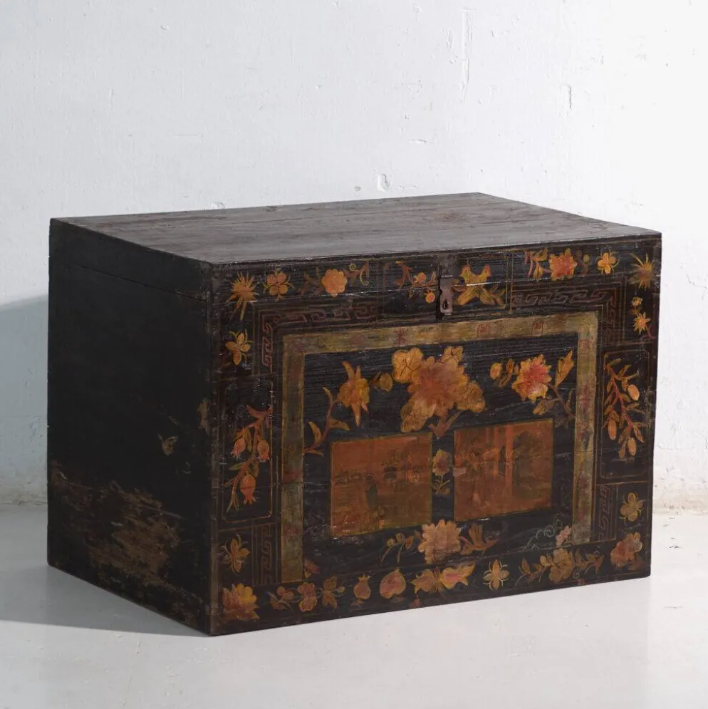Coffre ancien peint en bois de pin – Chine, vers 1900