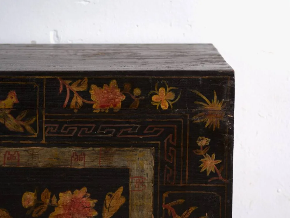 Coffre ancien peint en bois de pin – Chine, vers 1900