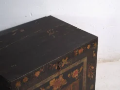 Coffre ancien peint en bois de pin – Chine, vers 1900