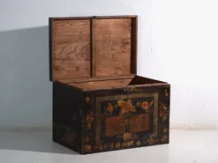 Coffre ancien peint en bois de pin – Chine, vers 1900