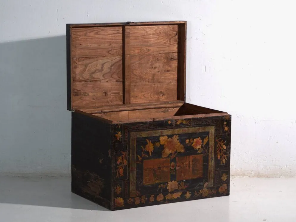 Coffre ancien peint en bois de pin – Chine, vers 1900