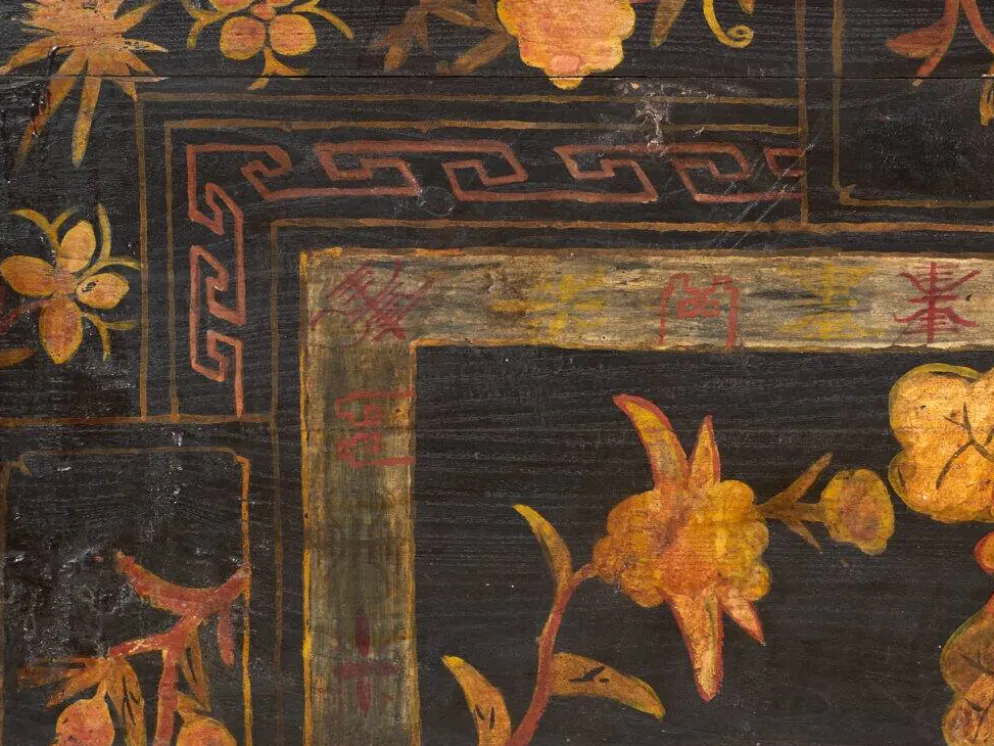 Coffre ancien peint en bois de pin – Chine, vers 1900