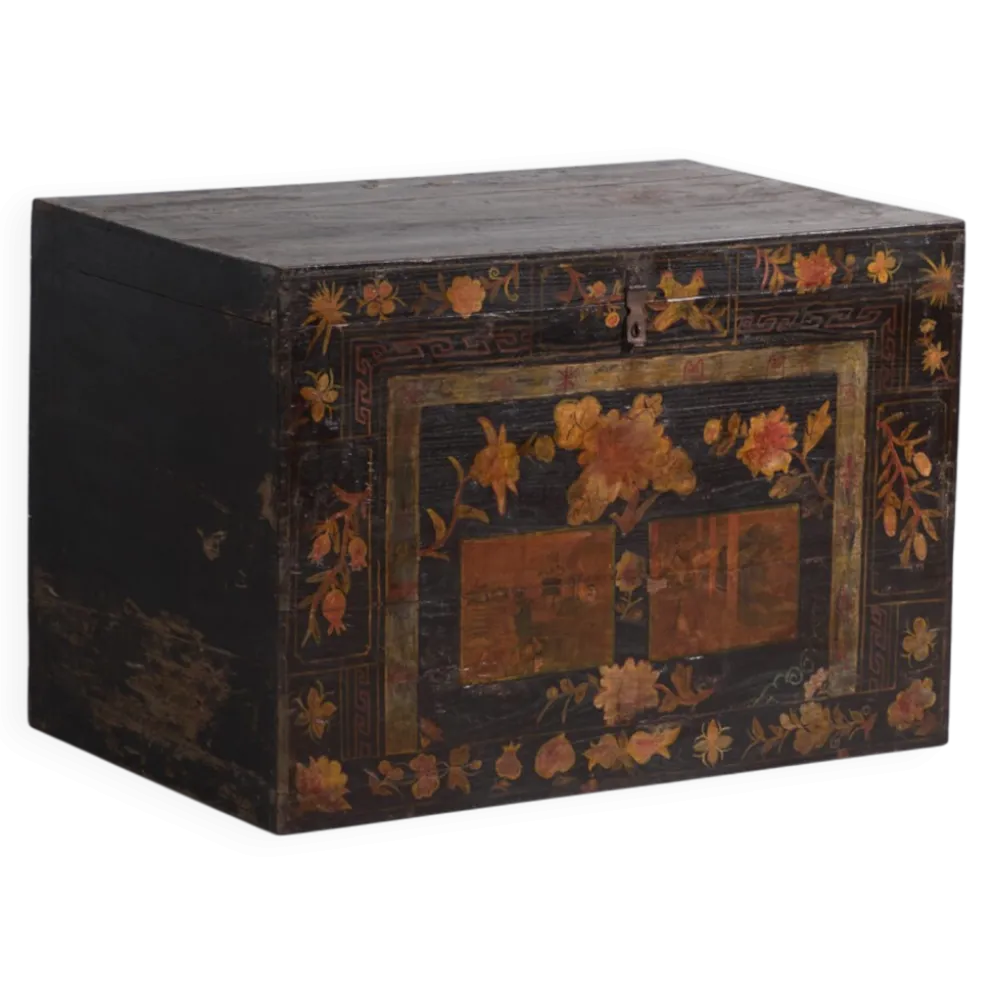 Coffre ancien peint en bois de pin – Chine, vers 1900