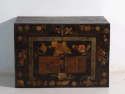 Coffre ancien peint en bois de pin – Chine, vers 1900