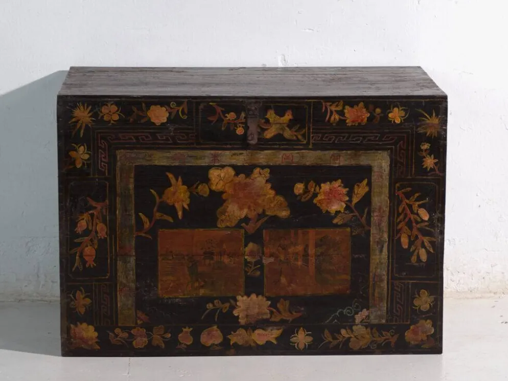 Coffre ancien peint en bois de pin – Chine, vers 1900