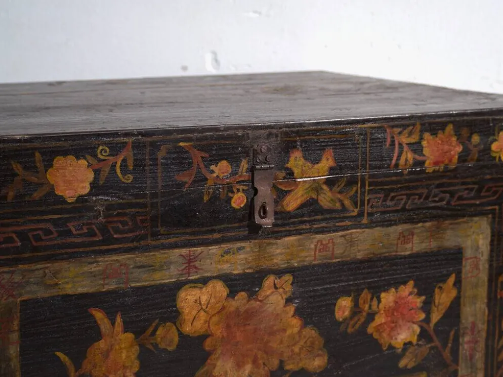 Coffre ancien peint en bois de pin – Chine, vers 1900