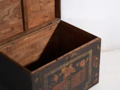 Coffre ancien peint en bois de pin – Chine, vers 1900