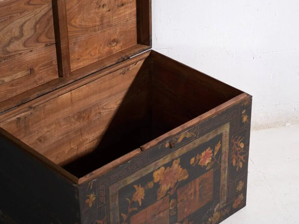 Coffre ancien peint en bois de pin – Chine, vers 1900