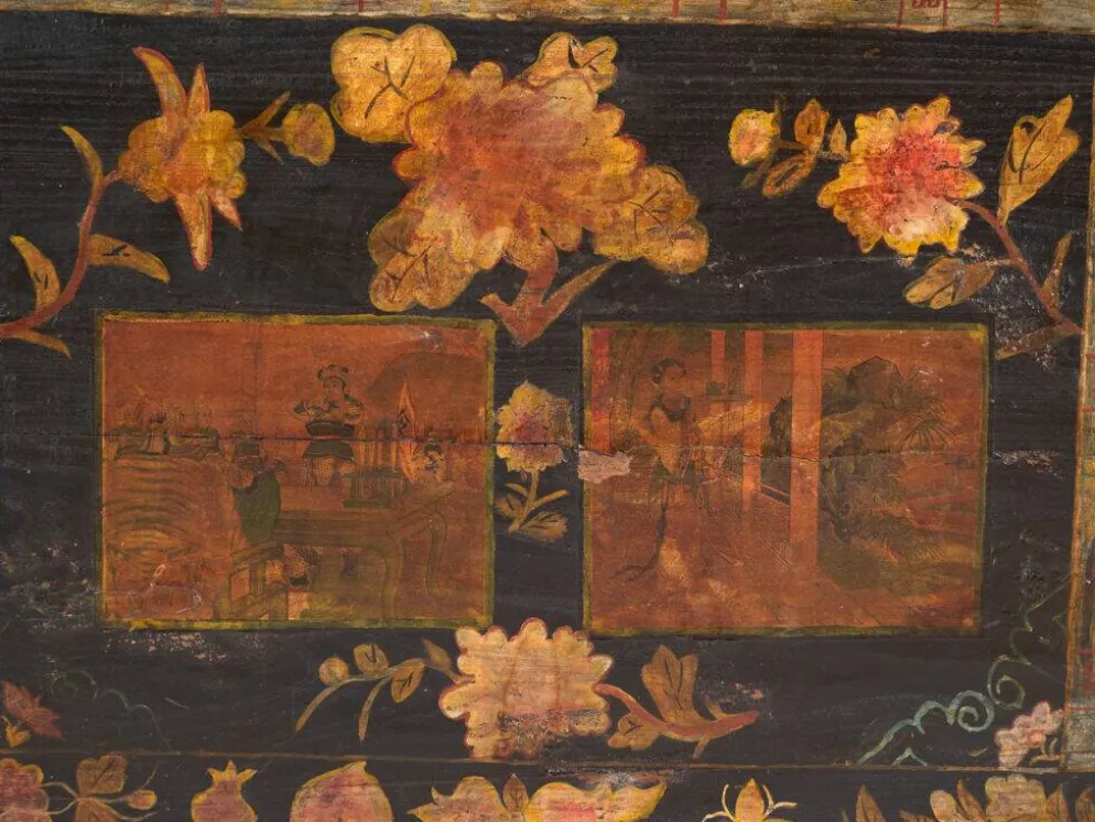 Coffre ancien peint en bois de pin – Chine, vers 1900