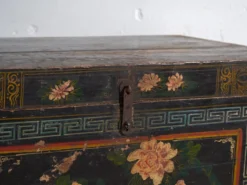 Coffre ancien peint en bois de pin – Chine, vers 1900