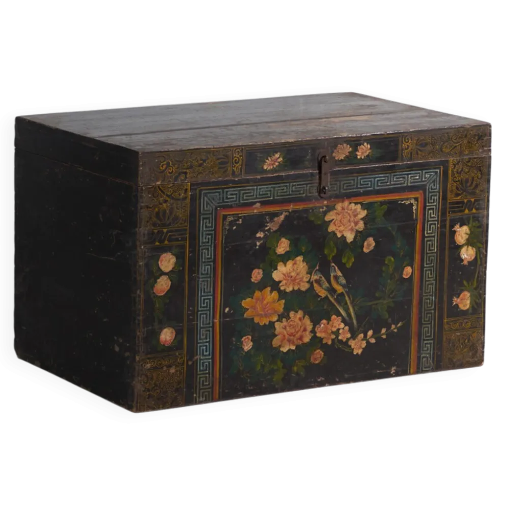 Coffre ancien peint en bois de pin – Chine, vers 1900