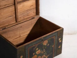 Coffre ancien peint en bois de pin – Chine, vers 1900