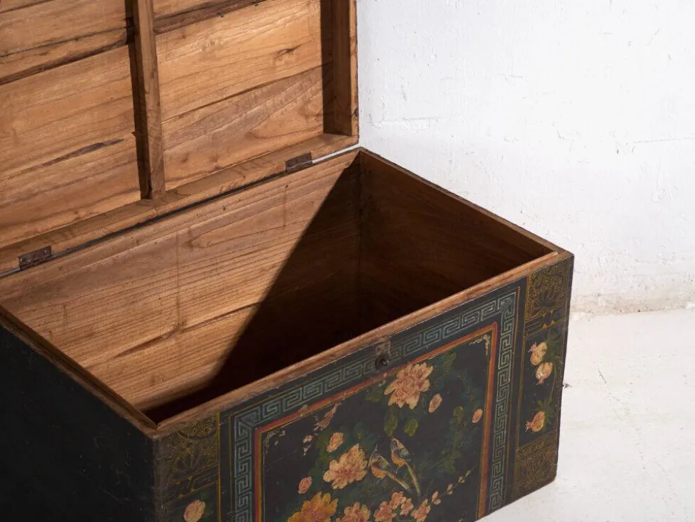 Coffre ancien peint en bois de pin – Chine, vers 1900